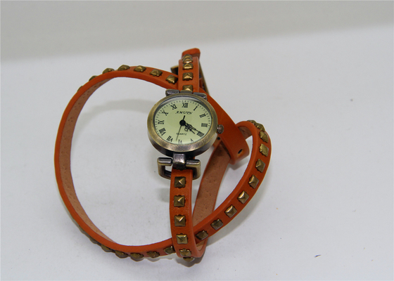 長い革バンドは旧式な銅色の女性ブレスレットの腕時計をリベットで留めます