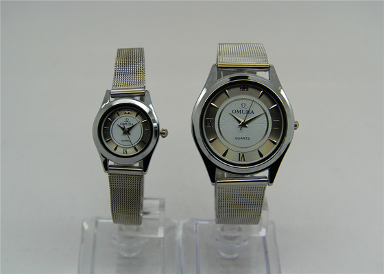 日本のアナログの水晶は腕時計によって置かれる鋼鉄リボンの革紐、恋人の腕時計をつなぎます