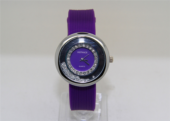 紫色の優雅な女性光沢があるダイヤモンドの水晶腕時計の小さい表面女性は腕時計に服を着せます